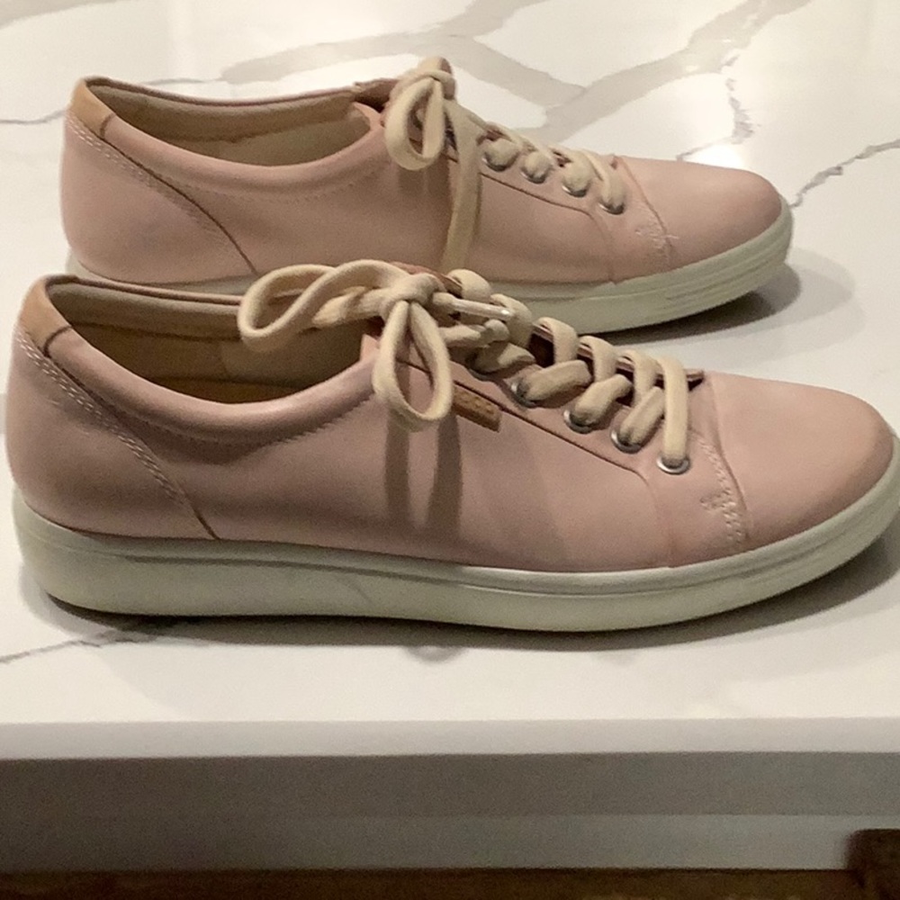 ECCO PINK LEATHER SNEAKER SIZE 8